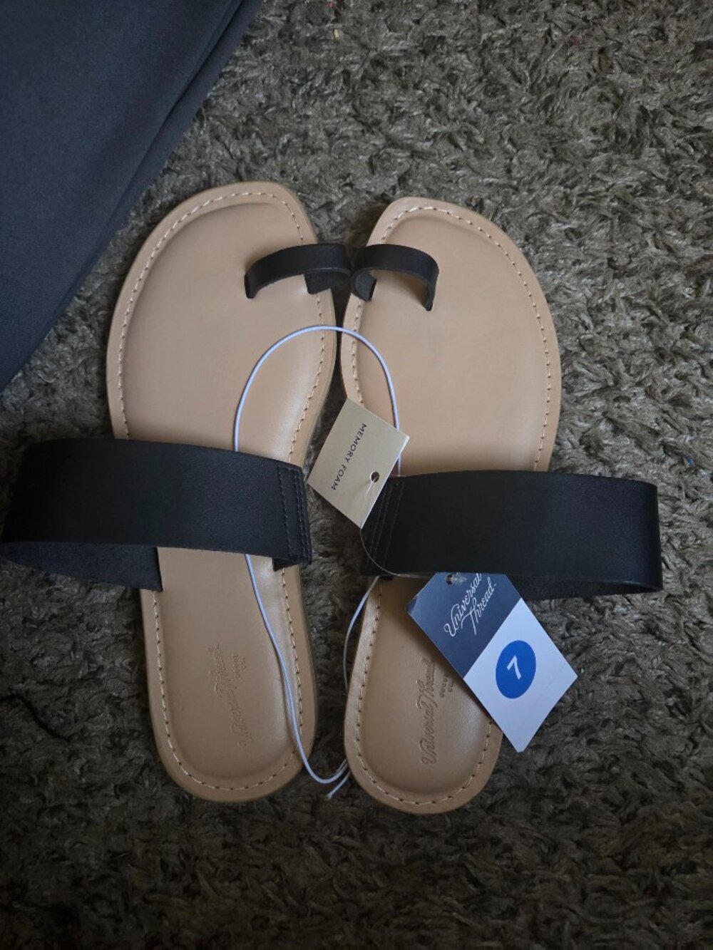 Universal thread sandals sz 7